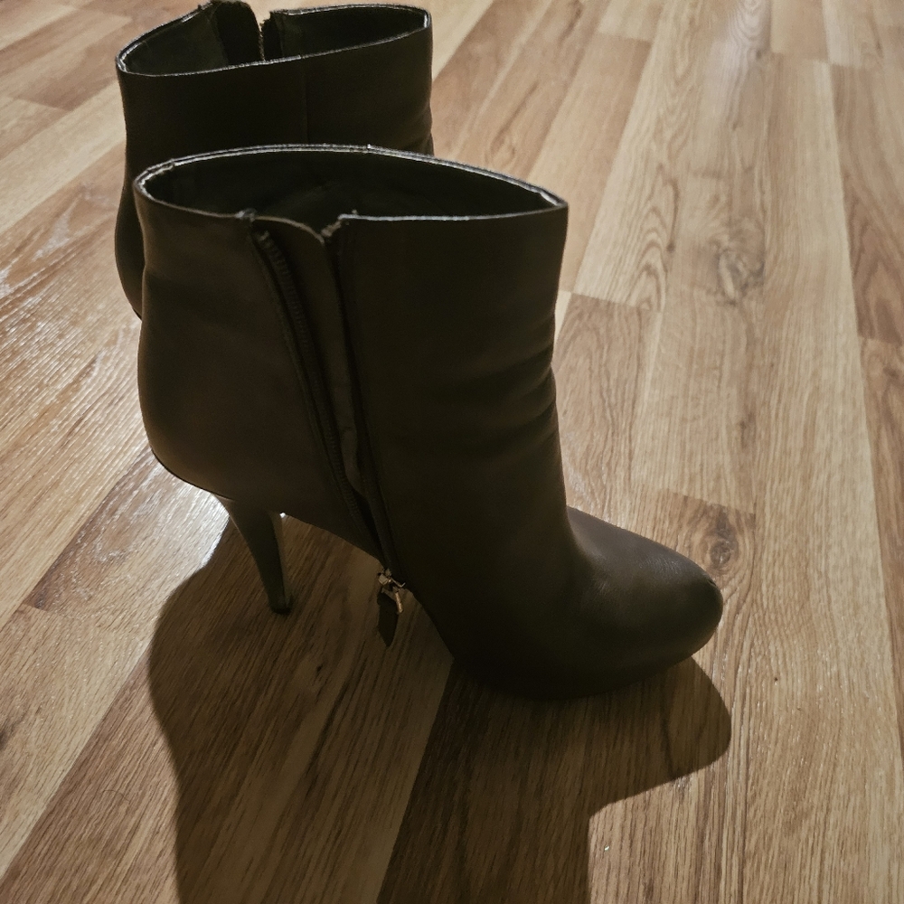 Heidi Kum womens brown leather boot. Size 8.5